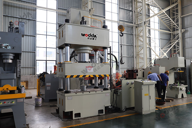 400噸不銹鋼水箱板液壓機(jī) 400噸不銹鋼水箱板液壓機(jī)