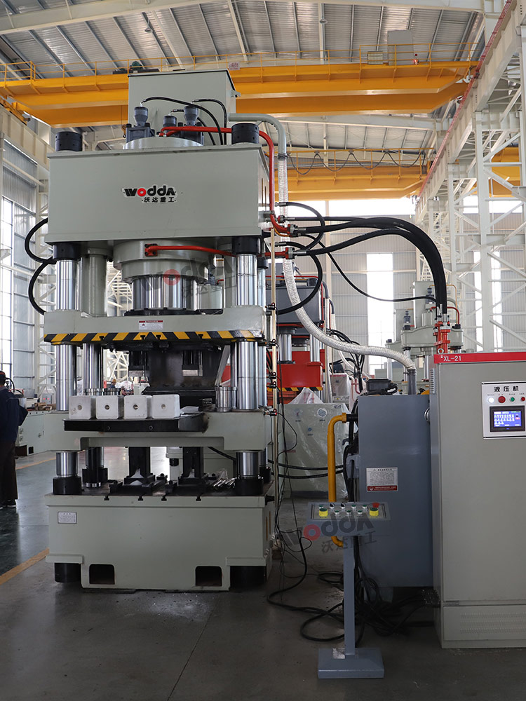 牛羊舔磚液壓機(jī) 牛羊舔磚液壓機(jī)