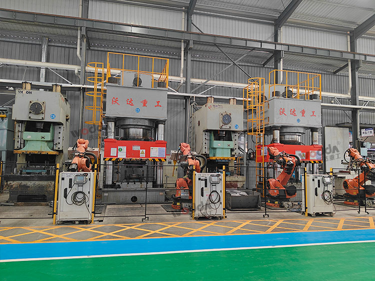 2000噸汽配件成型液壓機搭配機器手