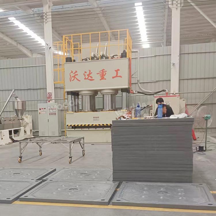1250噸液壓機(jī)模壓聚丙烯壓濾板現(xiàn)場 1250噸液壓機(jī)模壓聚丙烯壓濾板現(xiàn)場