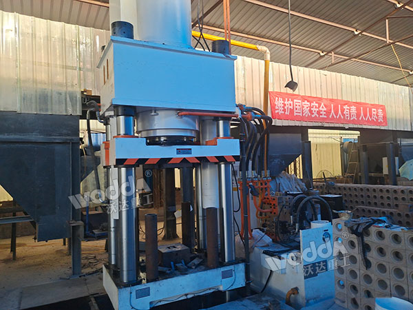 630噸四柱液壓機試機