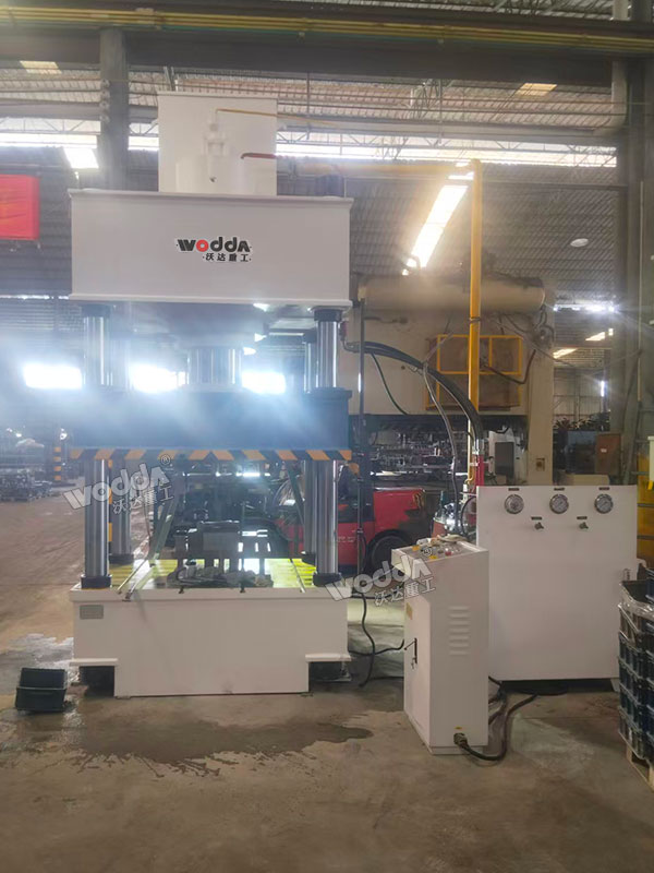 400噸汽車配件成型液壓機(jī)現(xiàn)場