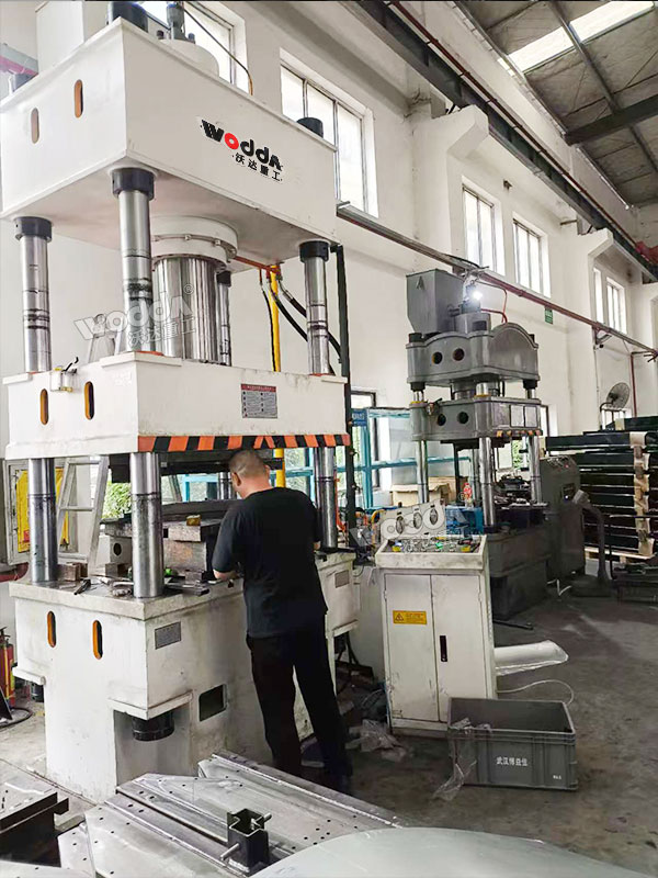 315噸四柱液壓機(jī)客戶現(xiàn)場