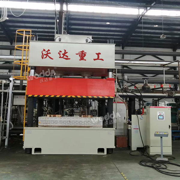 315噸四柱液壓機(jī)現(xiàn)場