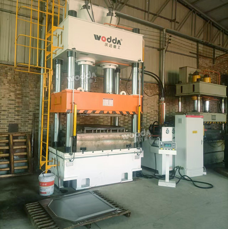 400噸汽車配件成型液壓機(jī).jpg 400噸汽車配件成型液壓機(jī).jpg