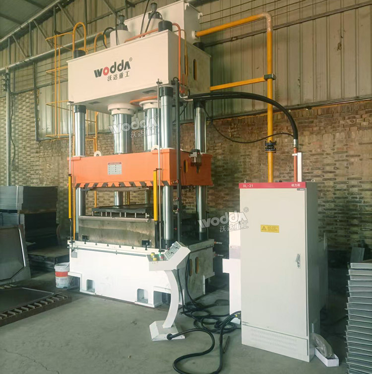 400噸四柱液壓機(jī).jpg 400噸四柱液壓機(jī).jpg