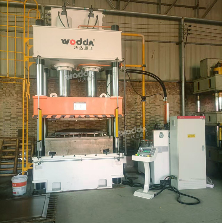 400噸汽車(chē)配件成型液壓機(jī)試 400噸汽車(chē)配件成型液壓機(jī)試