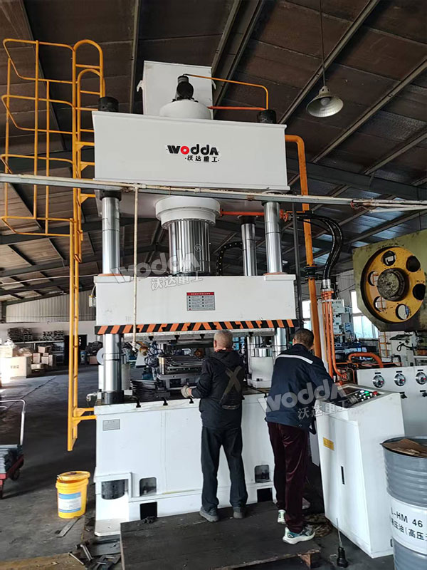 500噸汽車配件成型液壓機.jpg 500噸汽車配件成型液壓機.jpg